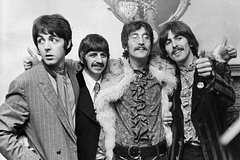 Последняя песня The Beatles возглавила музыкальный хит-парад Британии